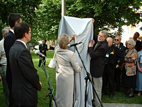 Oberbürgermeisterin Häußler und der Künstler enthüllen das Denkmal