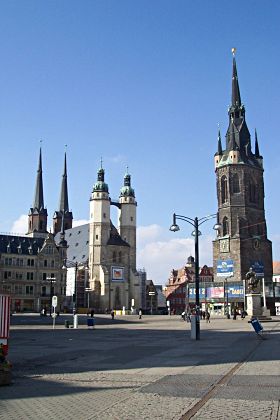 Der Marktplatz zu Halle mit den Fünf Türmen - einem Wahrzeichen der Stadt