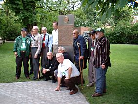 Timberwolf-Veteranen von ihrem Denkmal